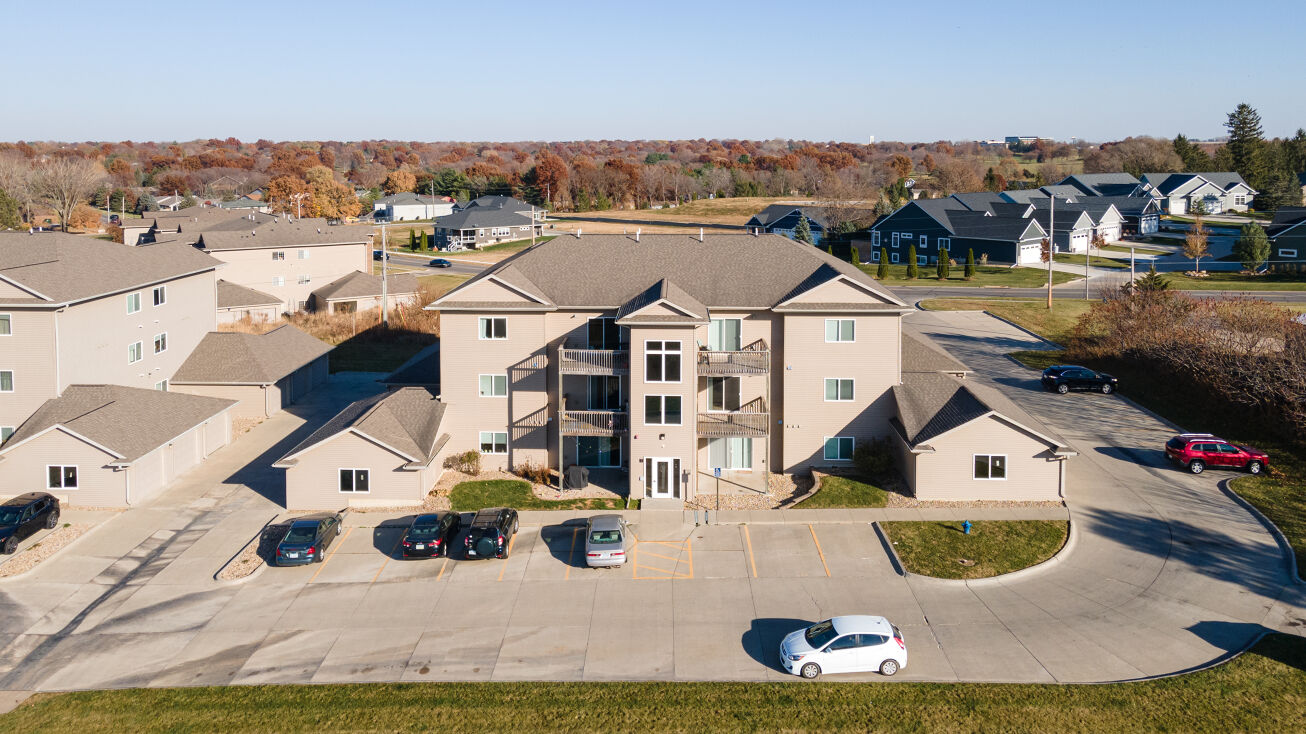 230 W Hills Ln, Waterloo, IA 50701