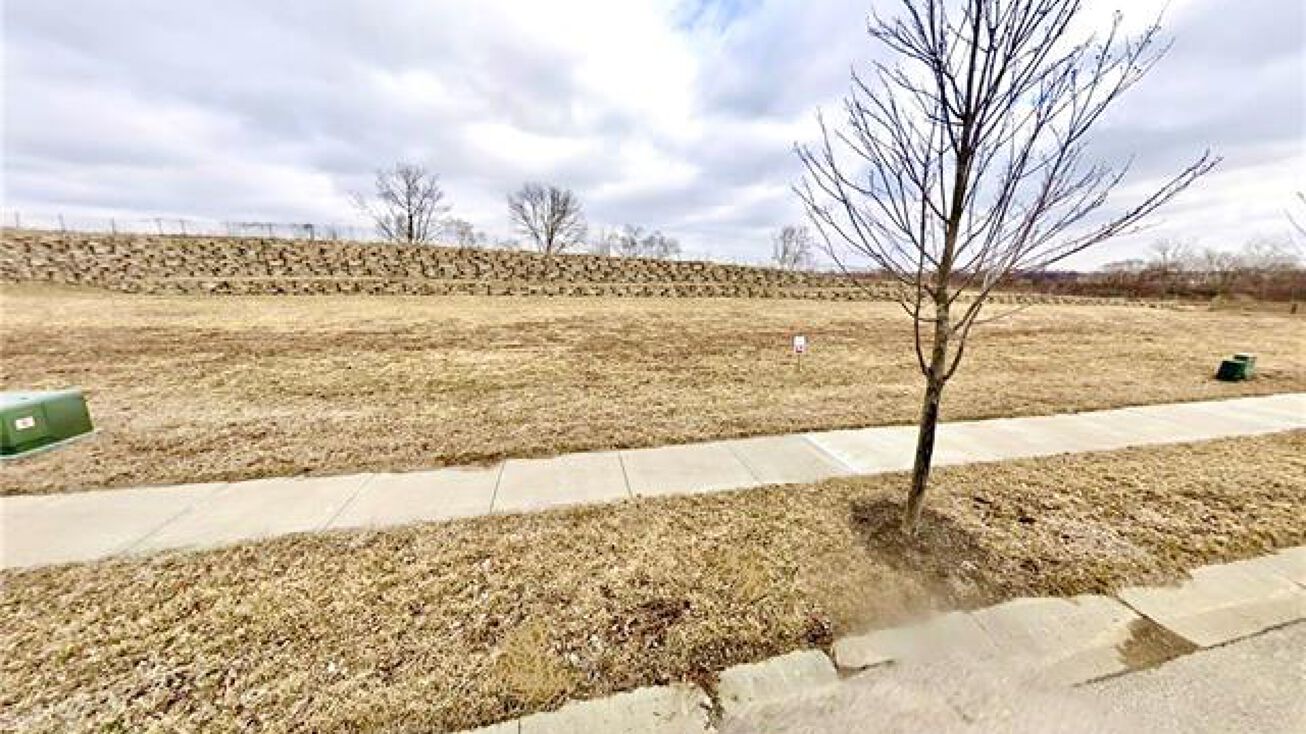 7051 N EWING Avenue, Kansas City, MO 64119