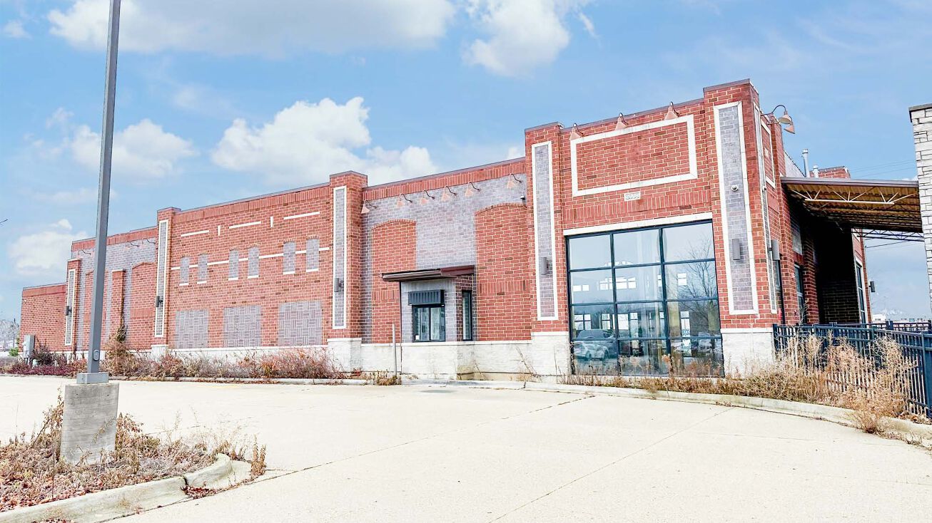 1960 N Rand Rd, Palatine, IL 60074