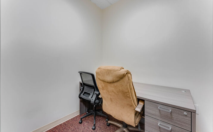 image of property at 7575 KINGSPOINTE PKWY Orlando FL 32819-8517