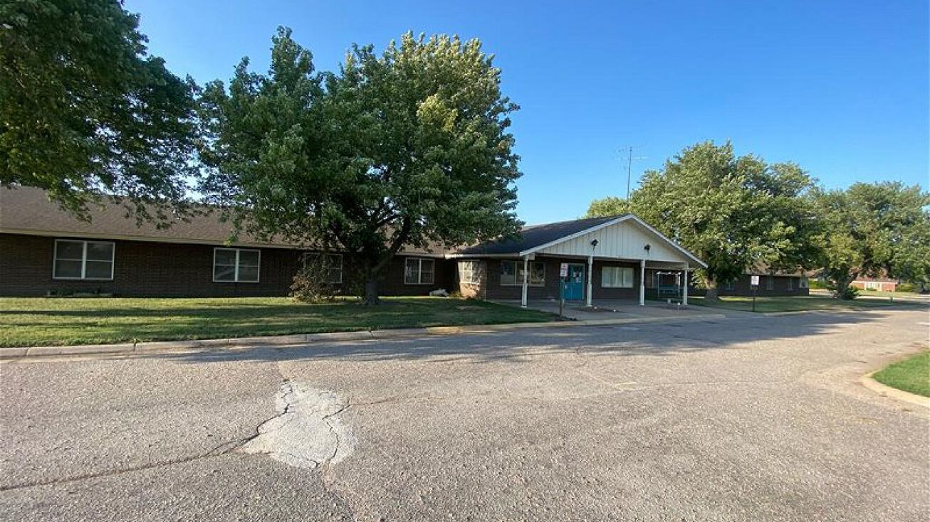 510 W 7th St, Ellinwood, KS 67526