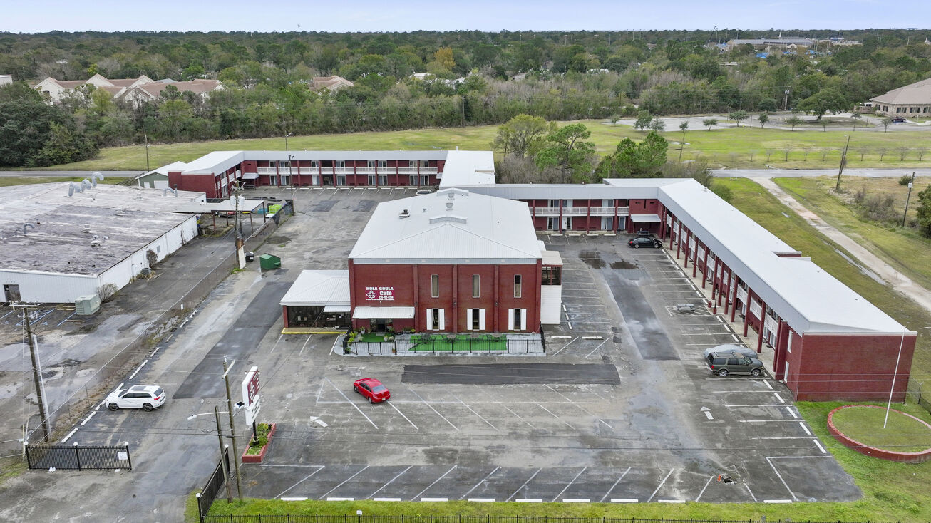 2102 Denny Ave, Pascagoula, MS 39567