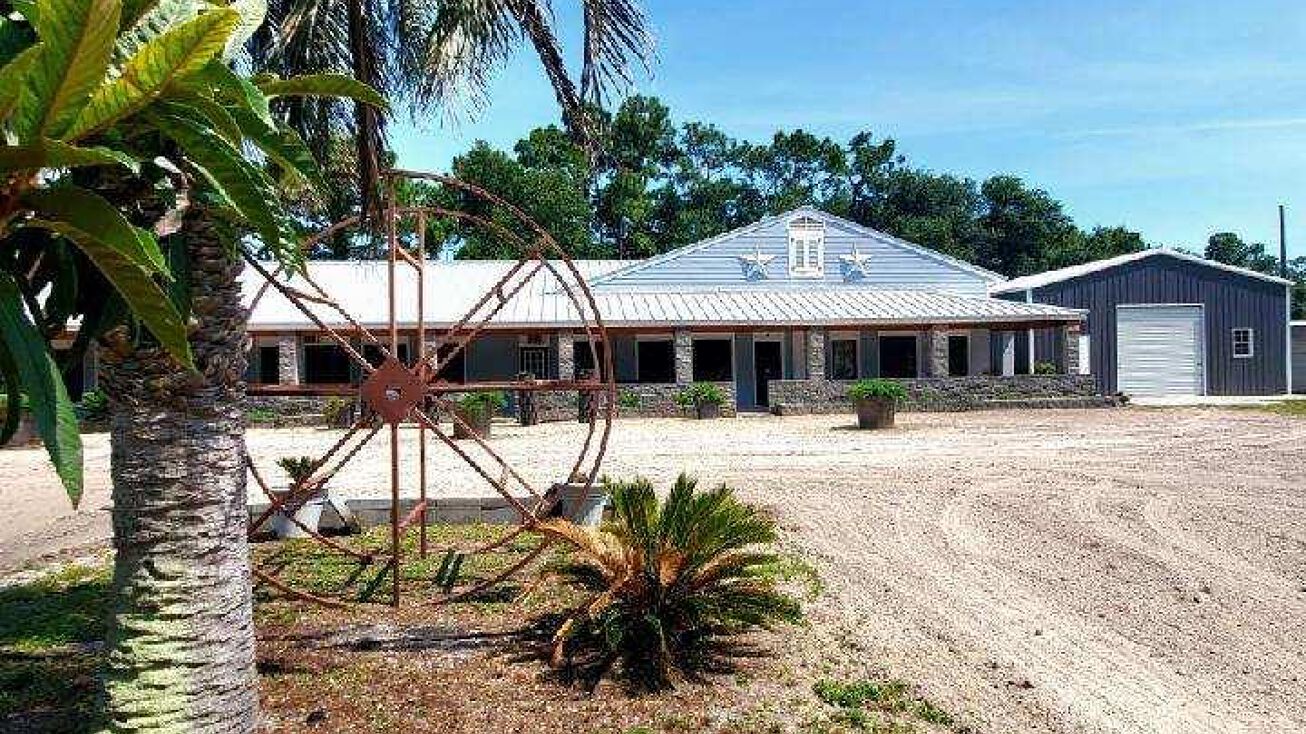 2390 Oak St, Carrabelle, FL 32322