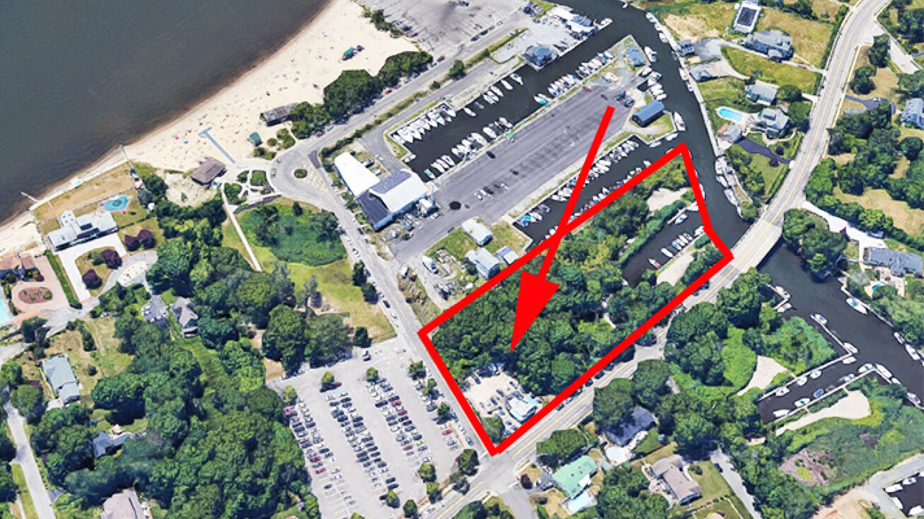 302 Middle Rd, Blue Point, NY 11715