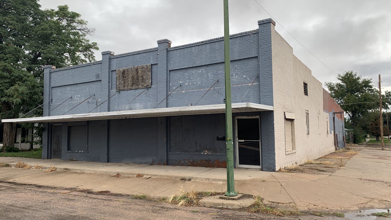 236 E 2nd St, Chadron, NE 69337
