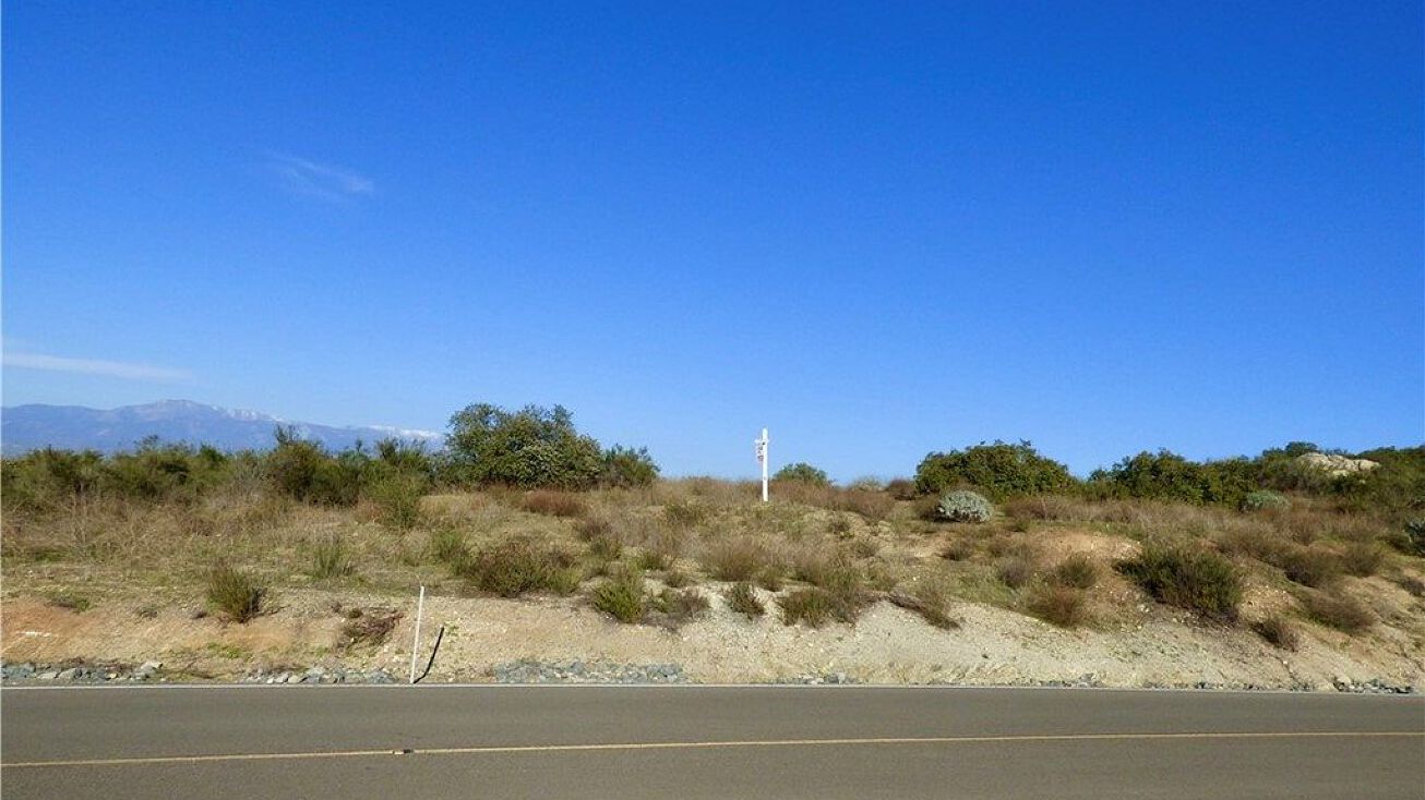 22990 Sky Mesa Rd, Homeland, CA 92548