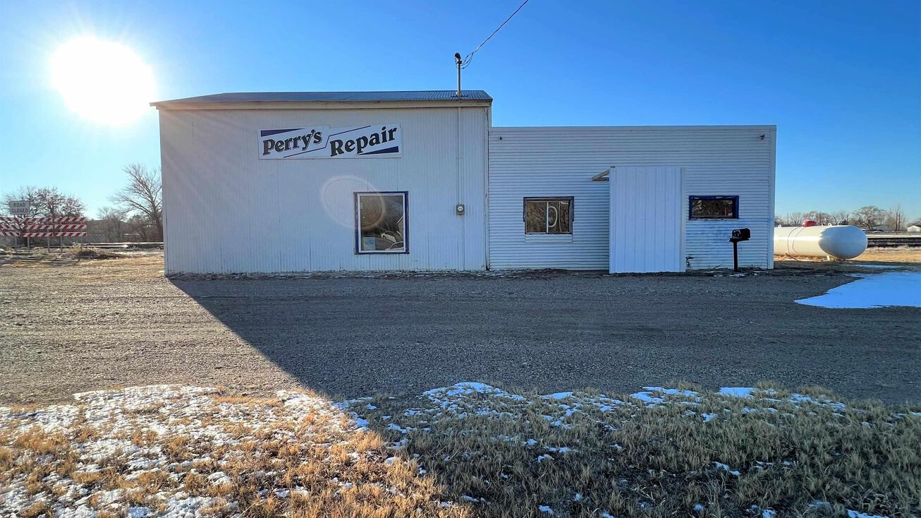 135 E Neosho St, Iroquois, SD 57353