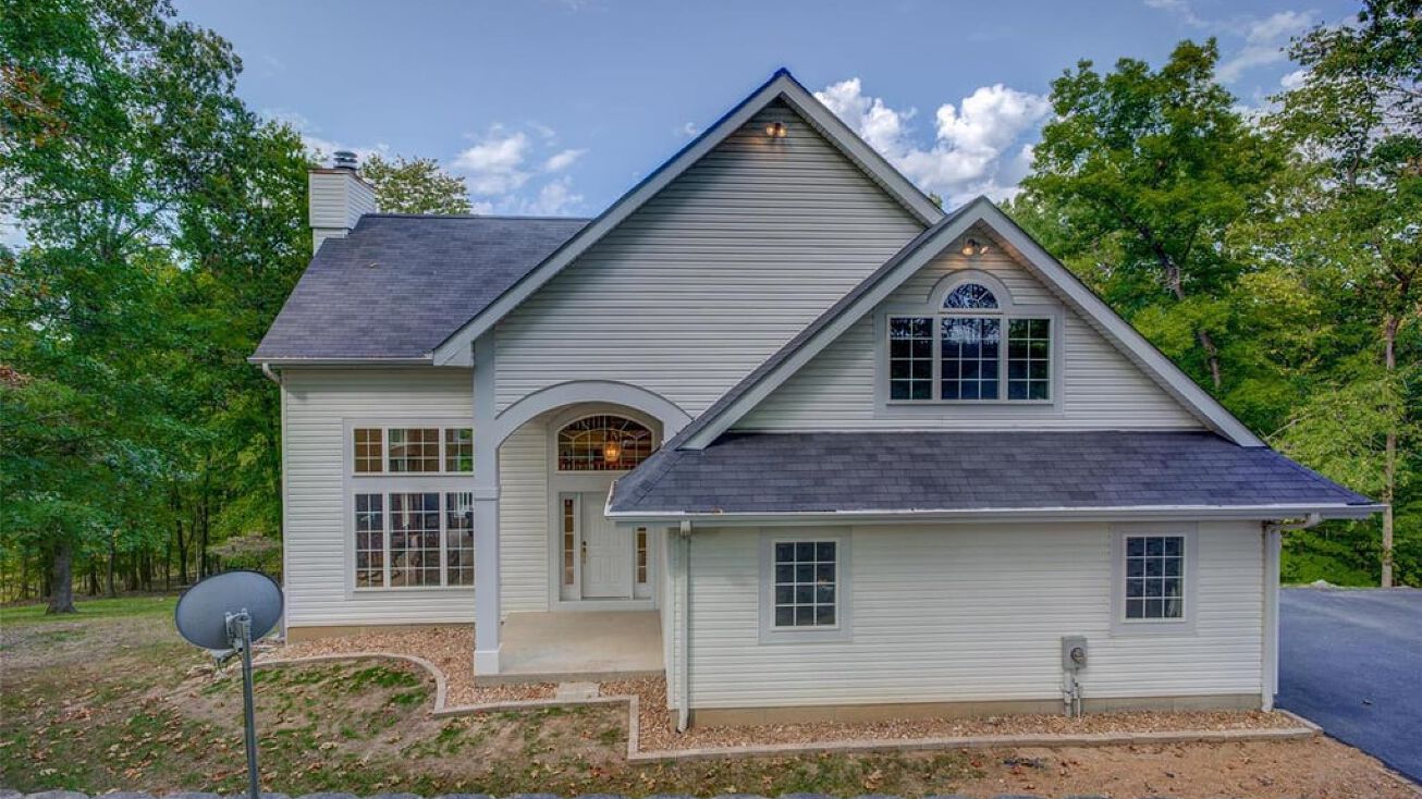 5045 Highland View Dr, Pacific, MO 63069