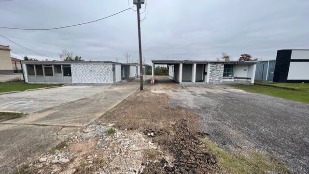 816 N Lakeshore Dr, Lake Charles, LA 70601