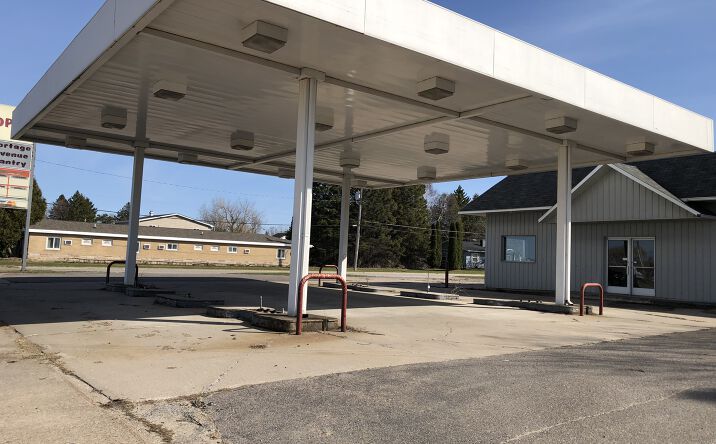 Pictures of Retail property located at 1098 E Portage Ave, Sault Ste. Marie, MI 49783 for sales - image #1