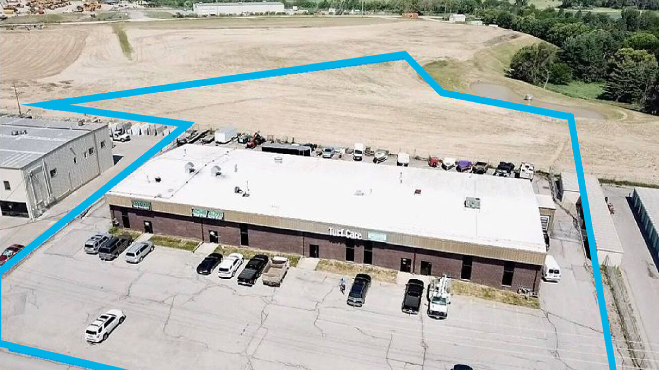 10720 Sapp Brothers Dr, Omaha, NE 68136