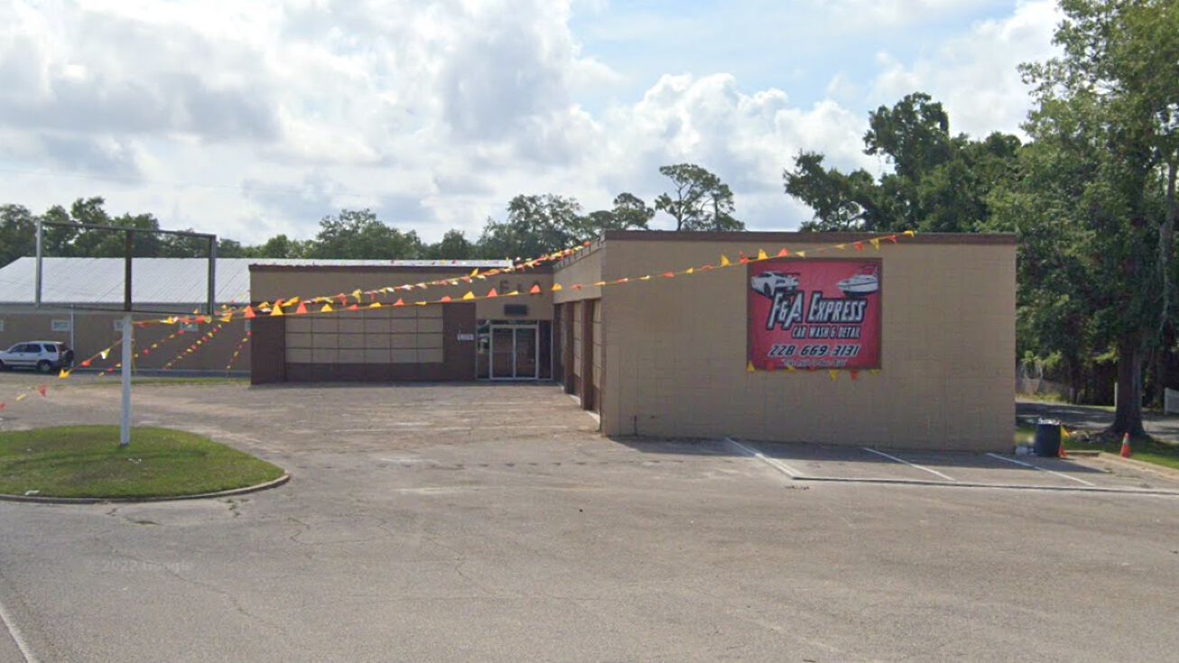 1220 Pass Rd, Gulfport, MS 39501