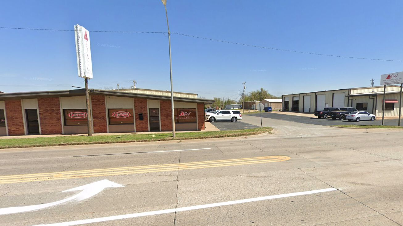 927 S 4th St, Chickasha, OK 73018