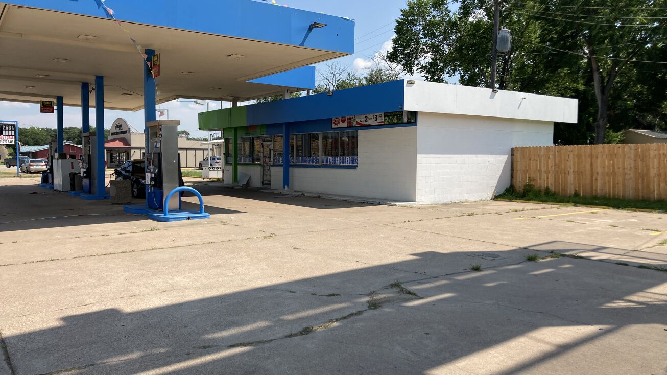 606 S Market St, Hearne, TX 77859