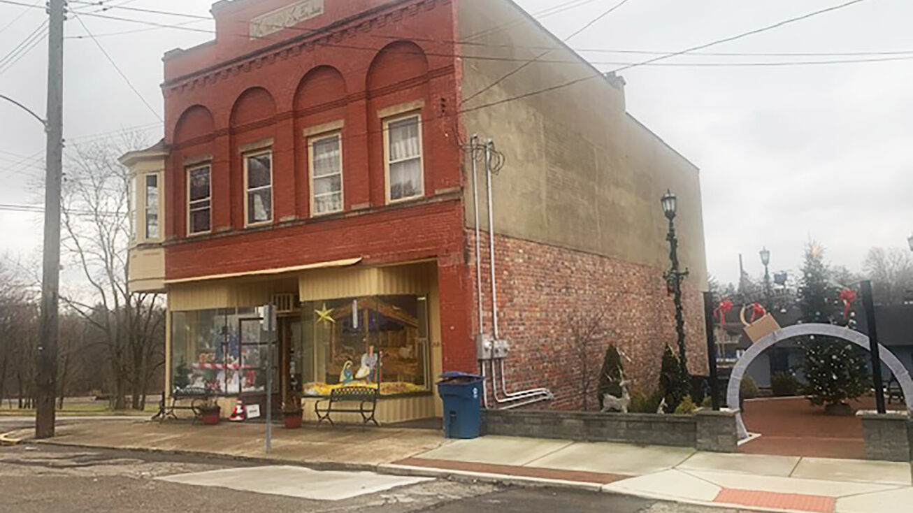 12 Chestnut St, Leetonia, OH 44431