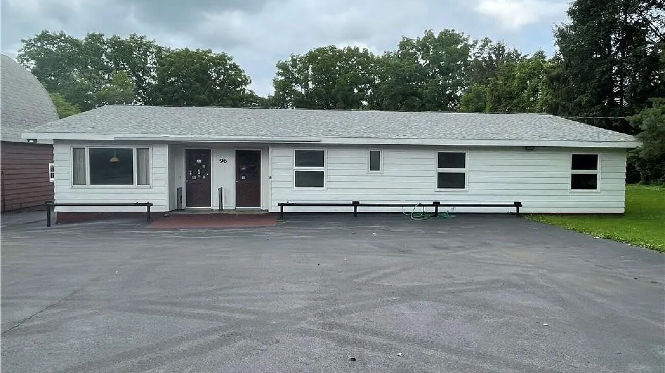 9296 Grant Ave, Auburn, NY 13021