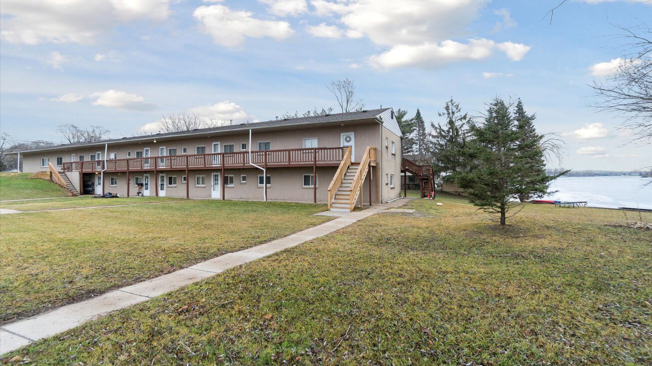 8200 Woodland Shore Dr, Brighton, MI 48114