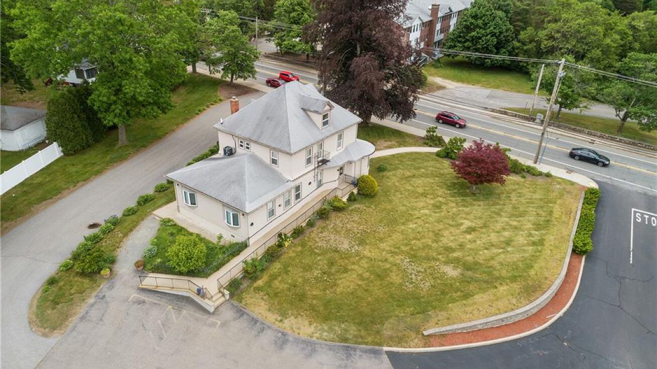 1067 Mendon Rd, Woonsocket, RI 02895