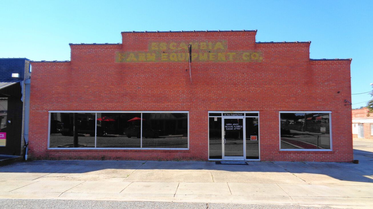 111 W Ridgeley St, Atmore, AL 36502