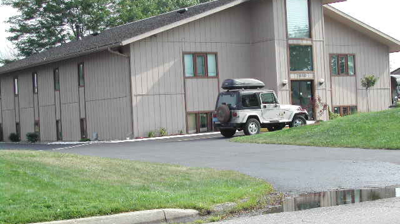 2650 McLeod Dr N, Saginaw, MI 48604