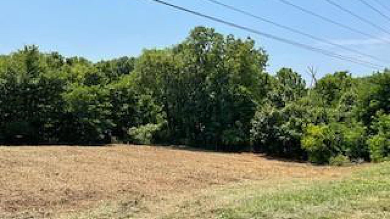 10111 NW Barry Road, Kansas City, MO 64153