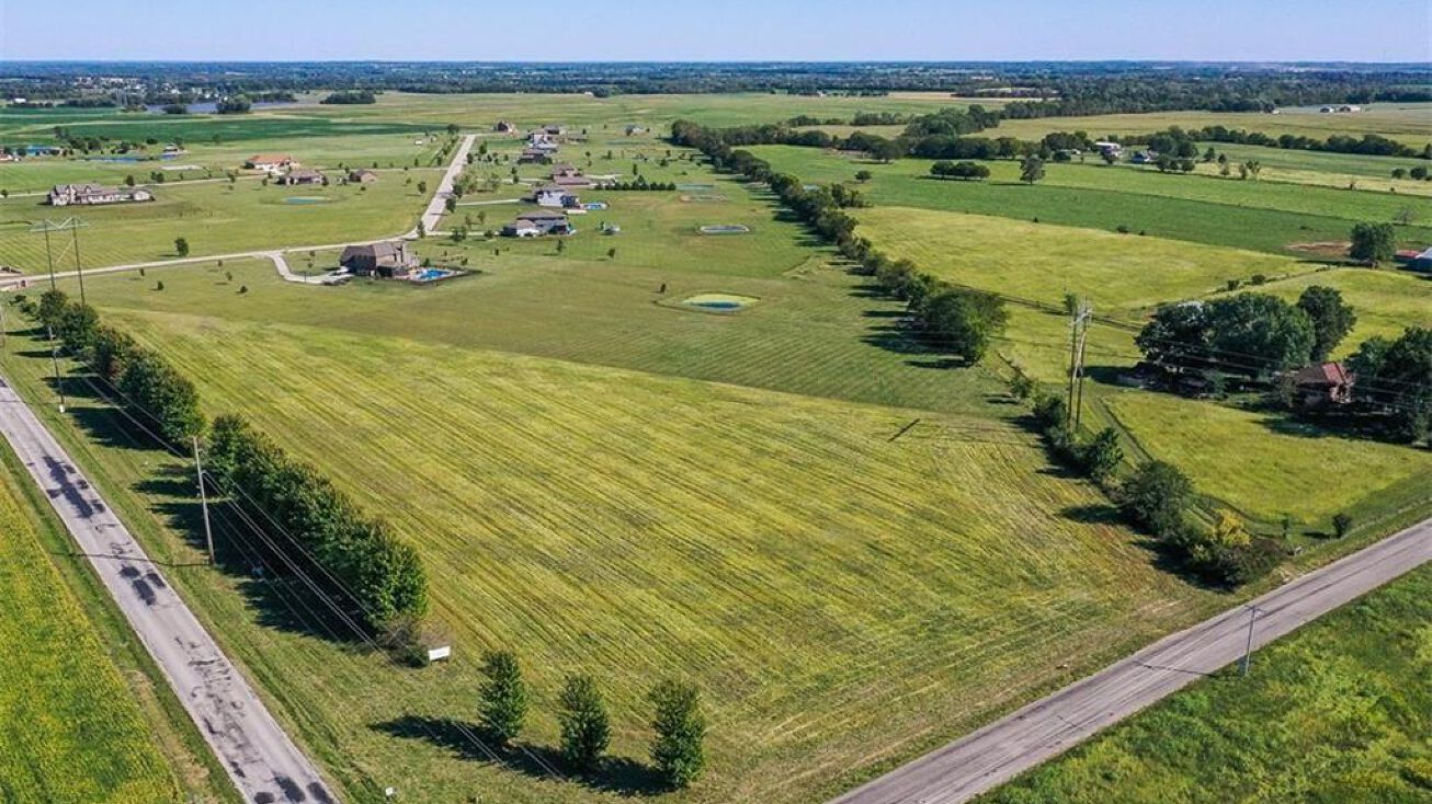 1110 S Prairie Lane, Raymore, MO 64083