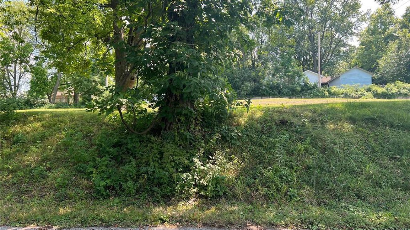 10643 Burton Street, Sugar Creek, MO 64054