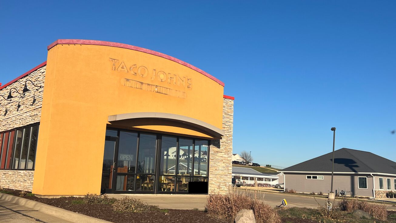 1306 43rd St, Maquoketa, IA 52060