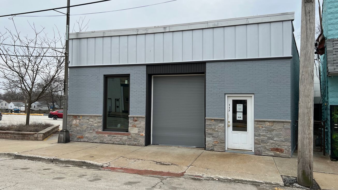 117 E River St, Momence, IL 60954