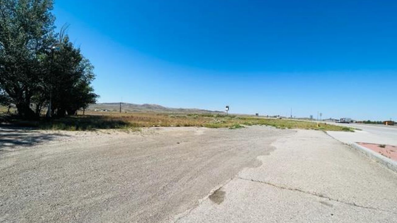 2350 W Spruce St, Rawlins, WY 82301