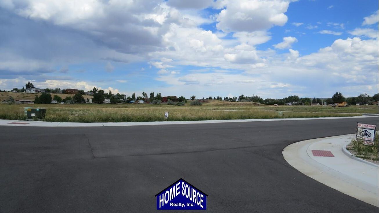 895 Robinson Dr, Lander, WY 82520