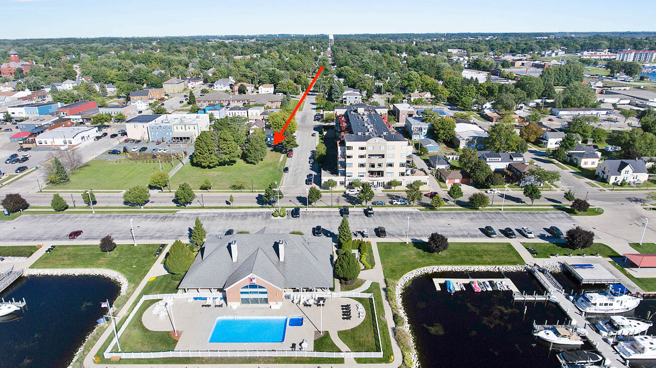 106 W Danaher St, Ludington, MI 49431