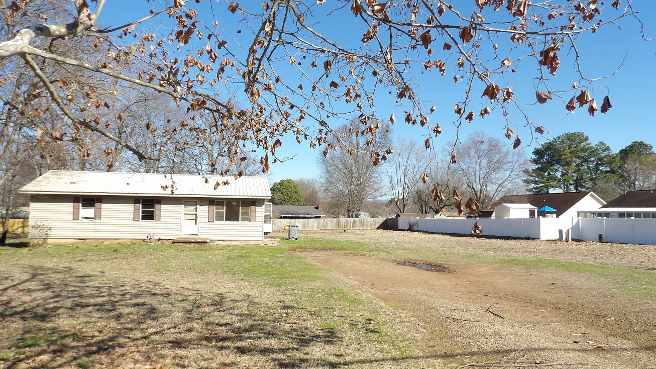 2702 W Commercial Street, Ozark, AR 72949