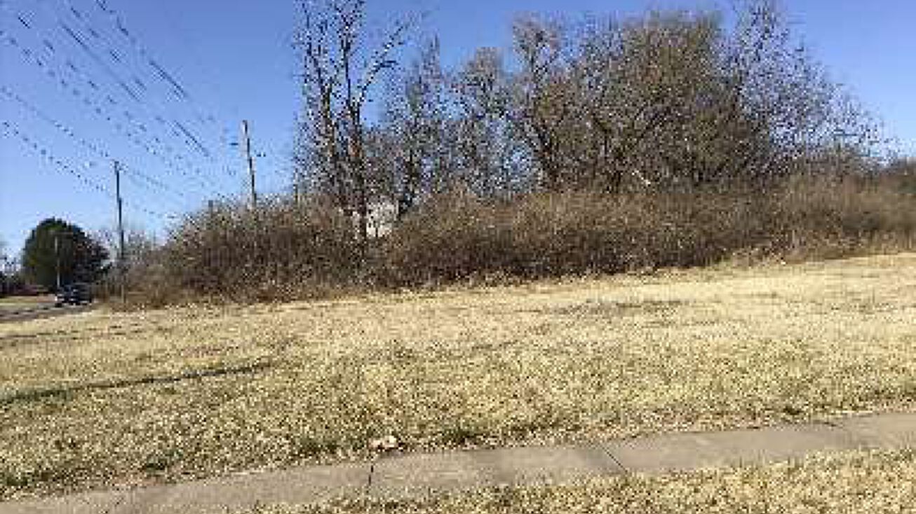 502 SE 21st St, Topeka, KS 66607