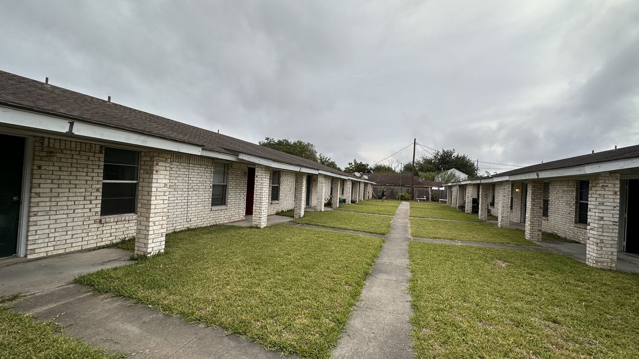 1011 S St Marys St, Beeville, TX 78102