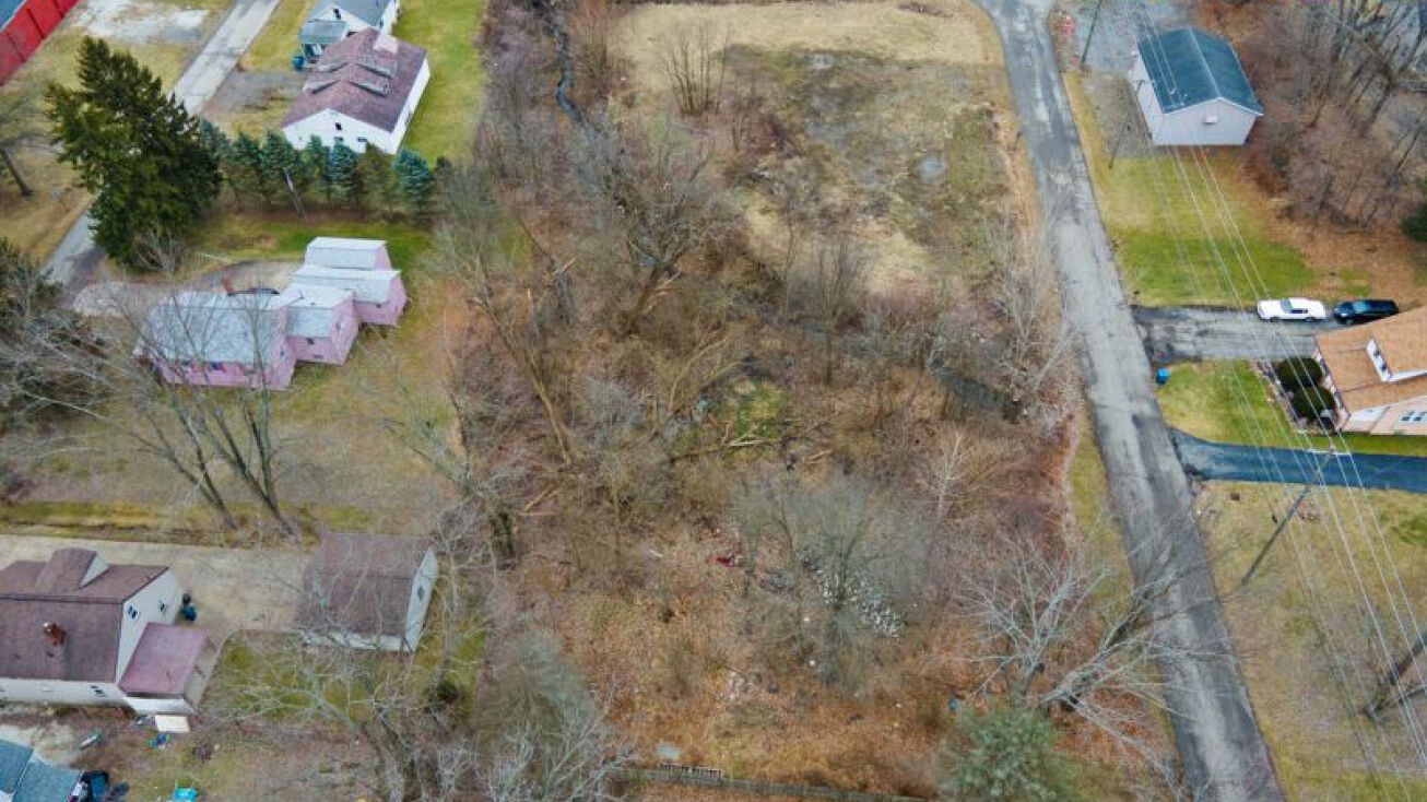 Robbins Ave, Niles, OH 44446