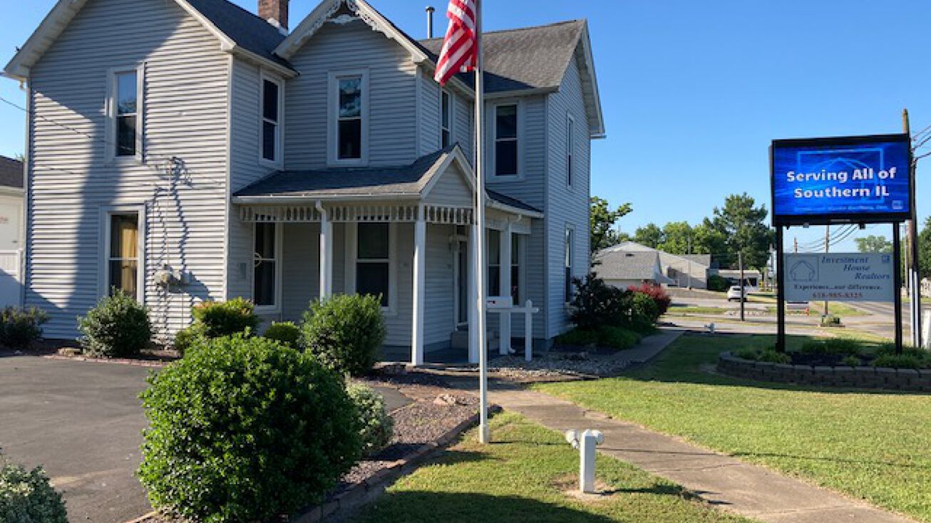 1002 S Division St, Carterville, IL 62918