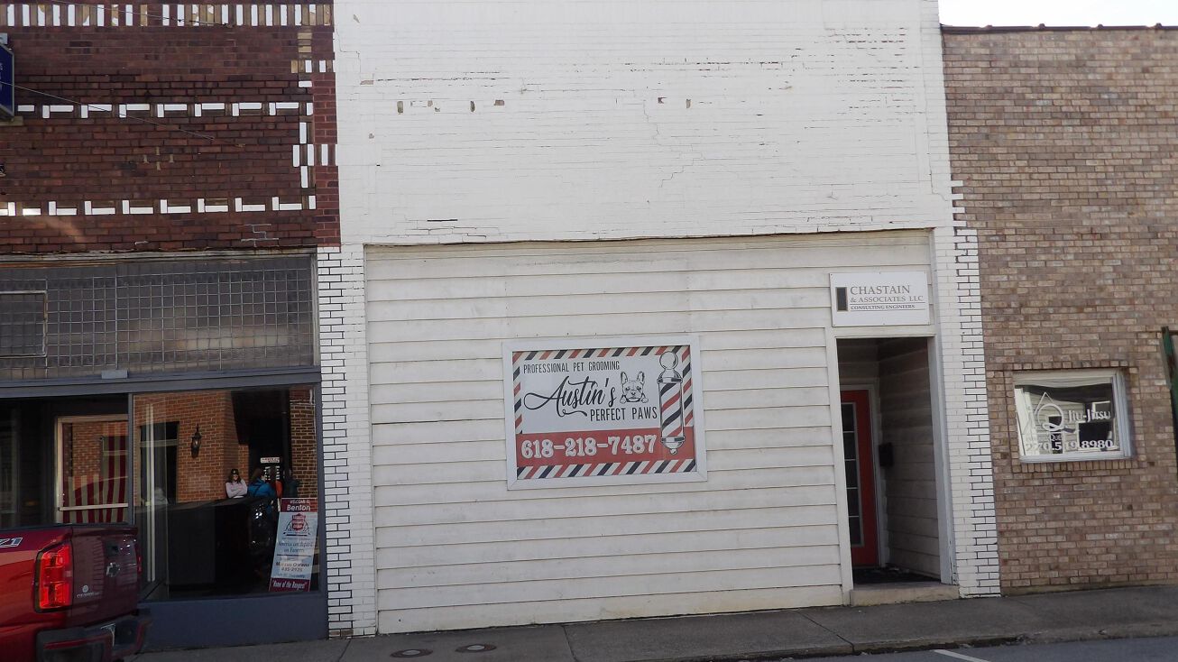 114 E MAIN Street, Benton, IL 62812