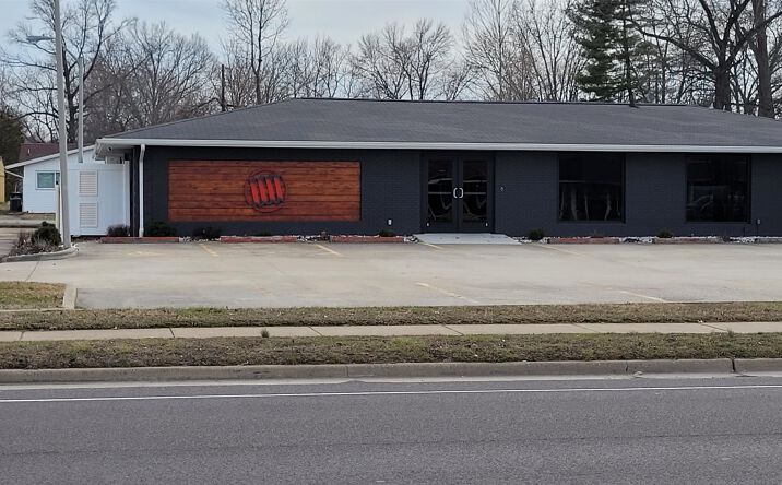 Pictures of Office property located at 608 EASTGATE Drive, Carbondale, IL 62901 for sales - image #1