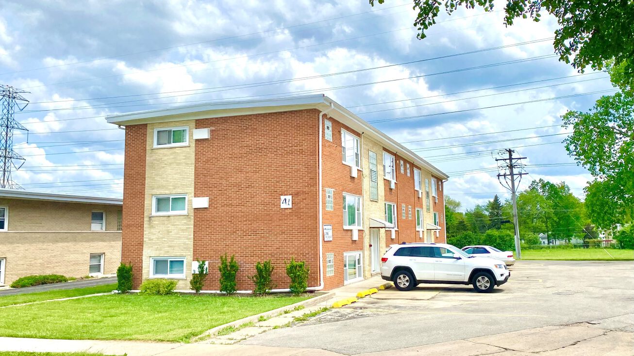 41 E Blecke Ave, Addison, IL 60101