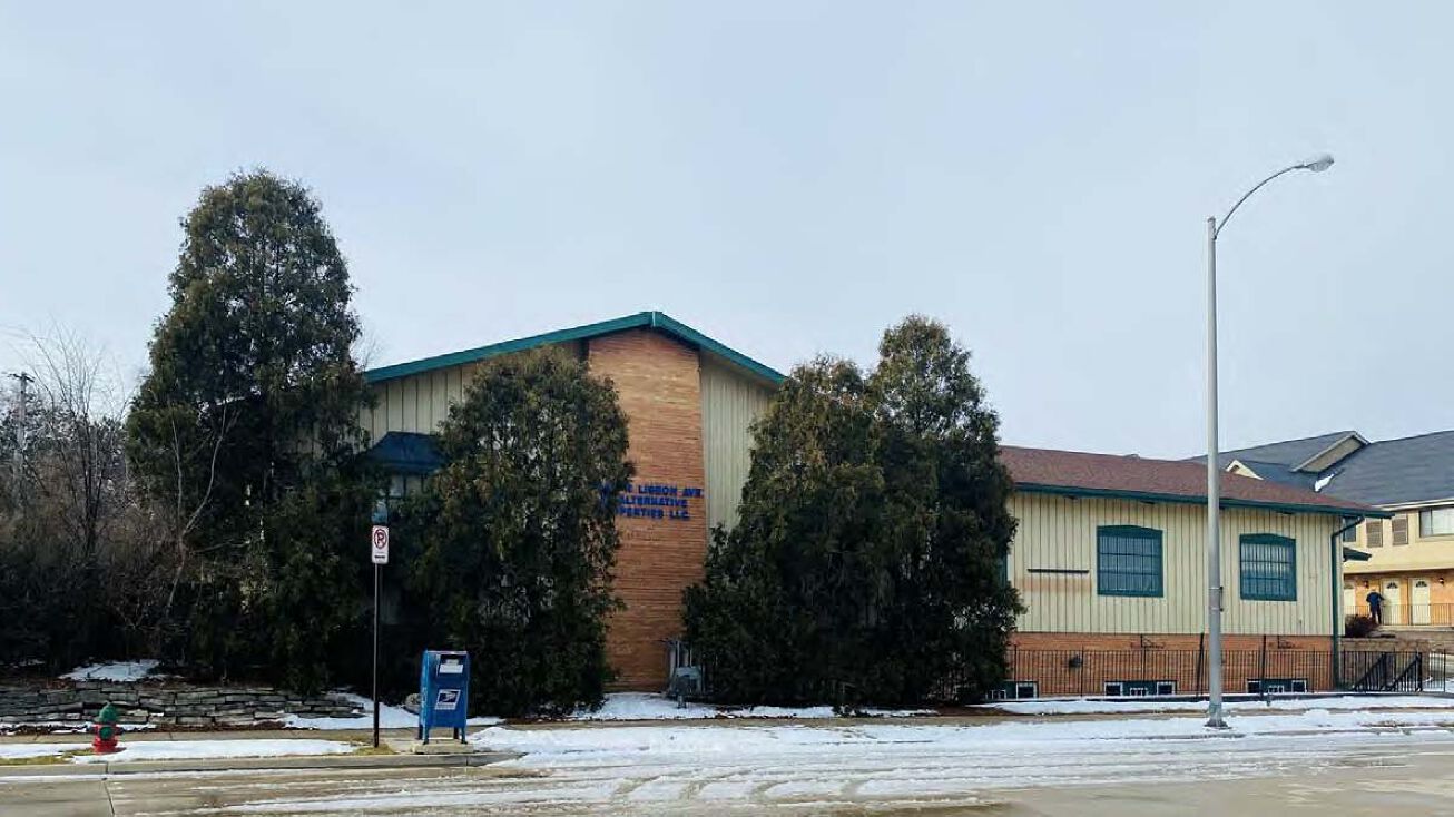 10045 W Lisbon Ave, Wauwatosa, WI 53222