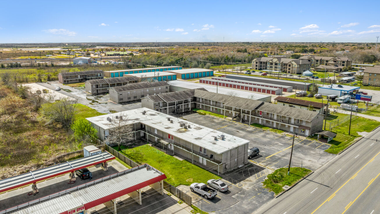 1727 Main St, La Marque, TX 77568