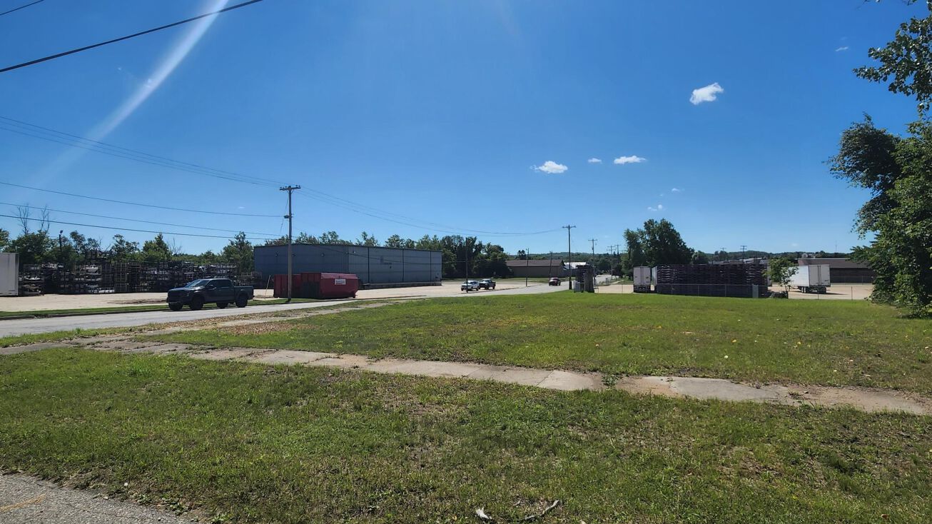 327 N River St, Evart, MI 49631