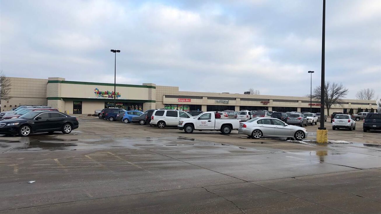 3885 ELMORE Avenue, Davenport, IA 52807