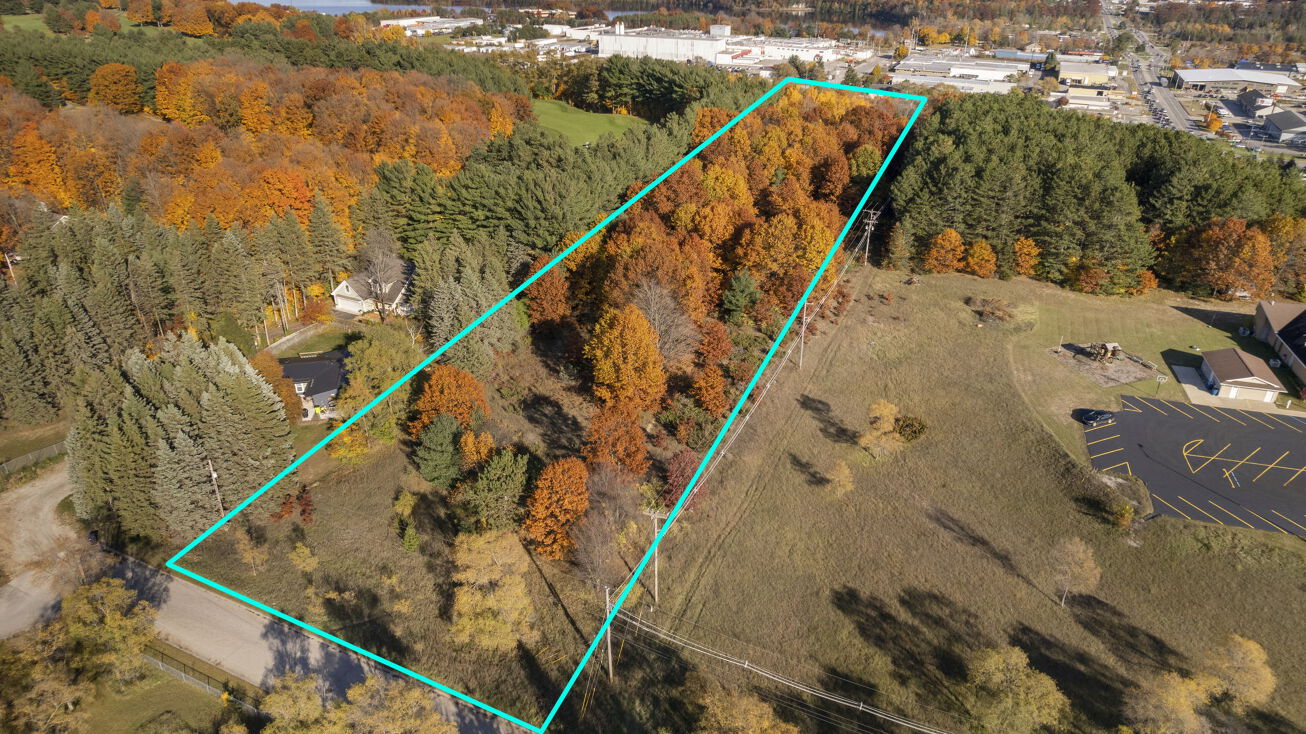 Rennie St, Traverse City, MI 49684