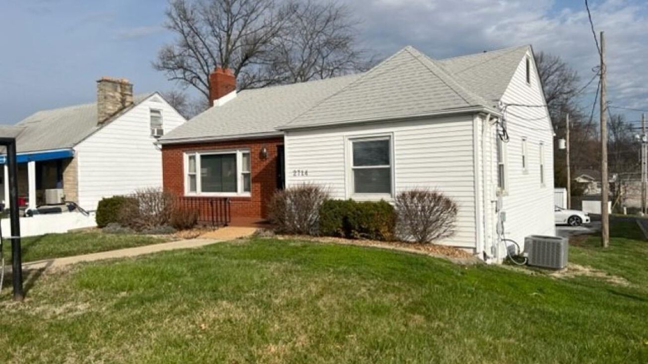 2714 BROADWAY Street, Mt Vernon, IL 62864