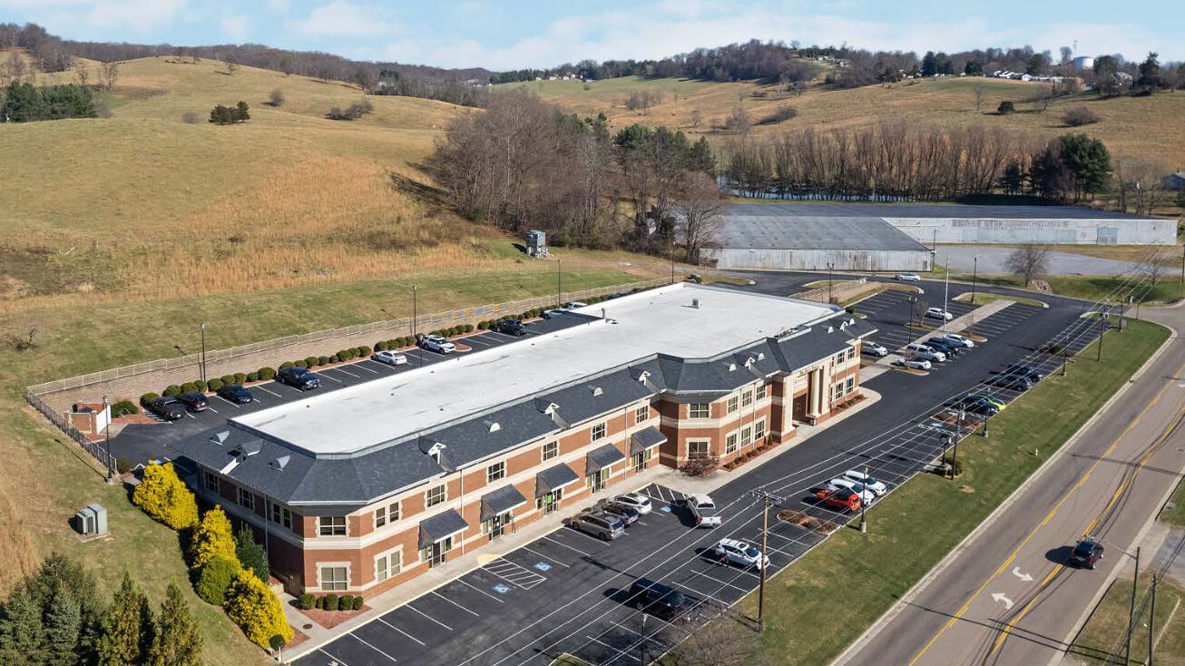 Falls Dr, Abingdon, VA 24210