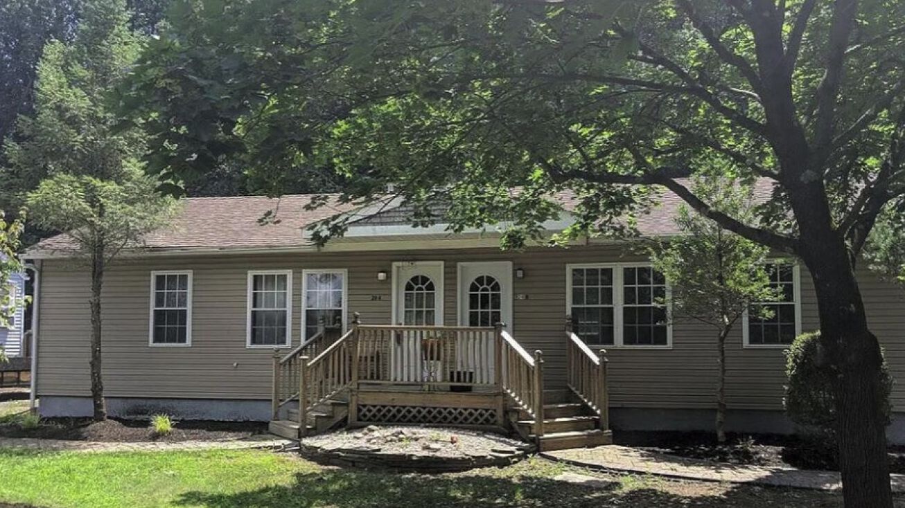 28 Oak Ln, Plumsted, NJ 08533