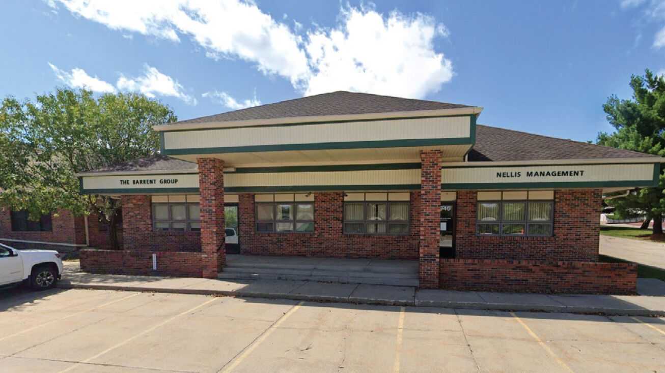 2940 104th St, Urbandale, IA 50322