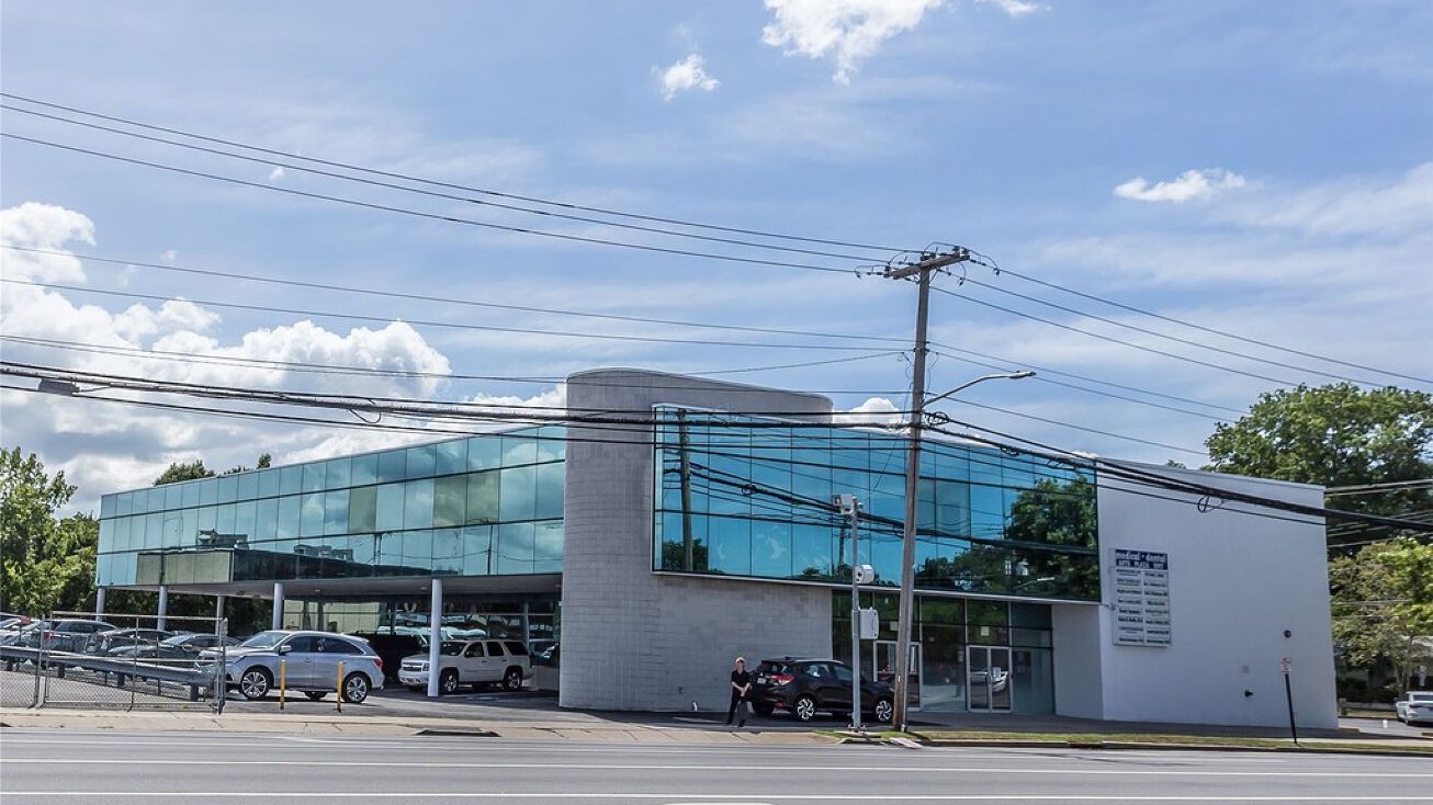 1097 Old Country Rd, Plainview, NY 11803